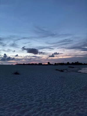 Ubicación cercana a la playa y toallas de playa