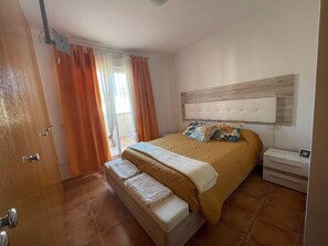 4 bedrooms, iron/ironing board, bed sheets