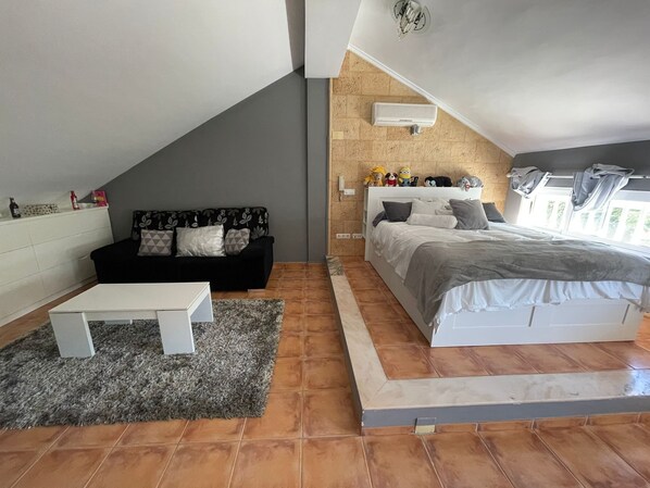 4 habitaciones, tabla de planchar con plancha y ropa de cama 