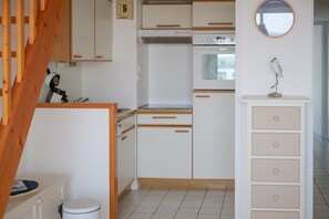 Fridge, oven, dishwasher, coffee/tea maker