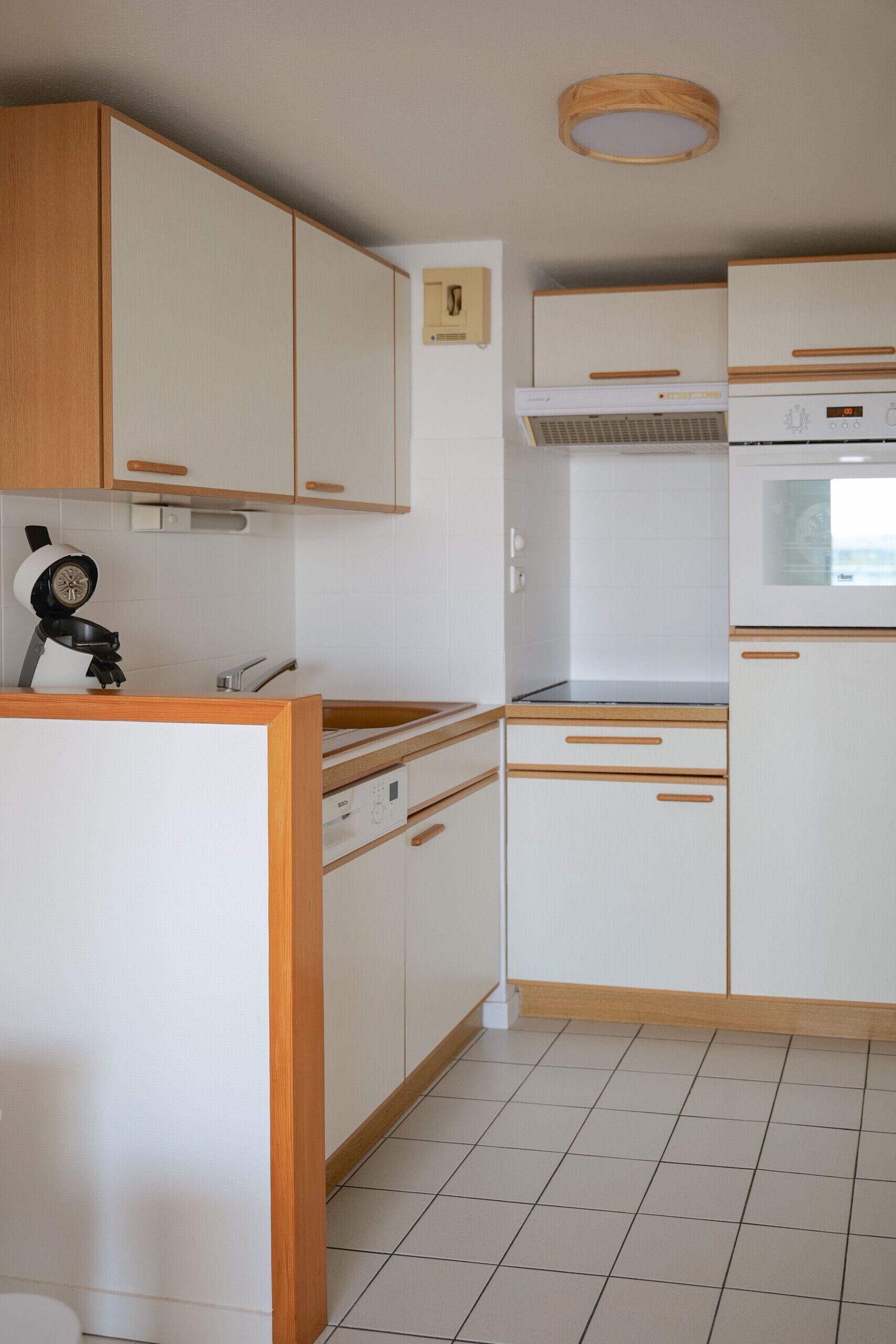 Kylskåp, ugn, diskmaskin och kaffe- och tebryggare