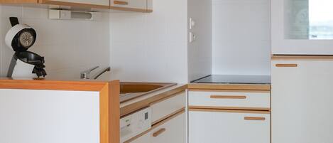 Kylskåp, ugn, diskmaskin och kaffe- och tebryggare