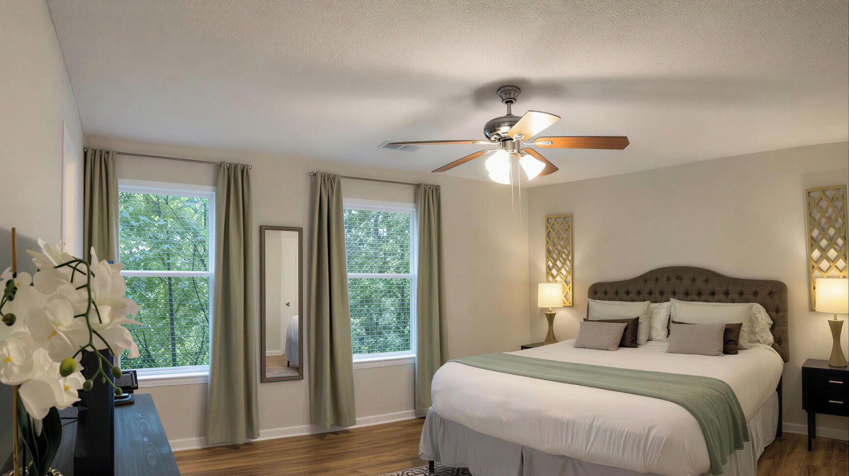 4 bedrooms, iron/ironing board, WiFi, bed sheets