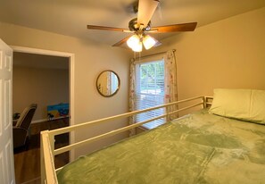 4 bedrooms, iron/ironing board, WiFi, bed sheets - King Bed/ 2 Living-rooms/ Patio/ BBQ Grill (Norcross)