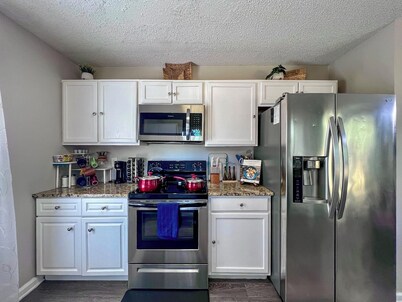 New! 12 Guest! King Bed! Patio! Grill! Near ATL & Downtown Norcross