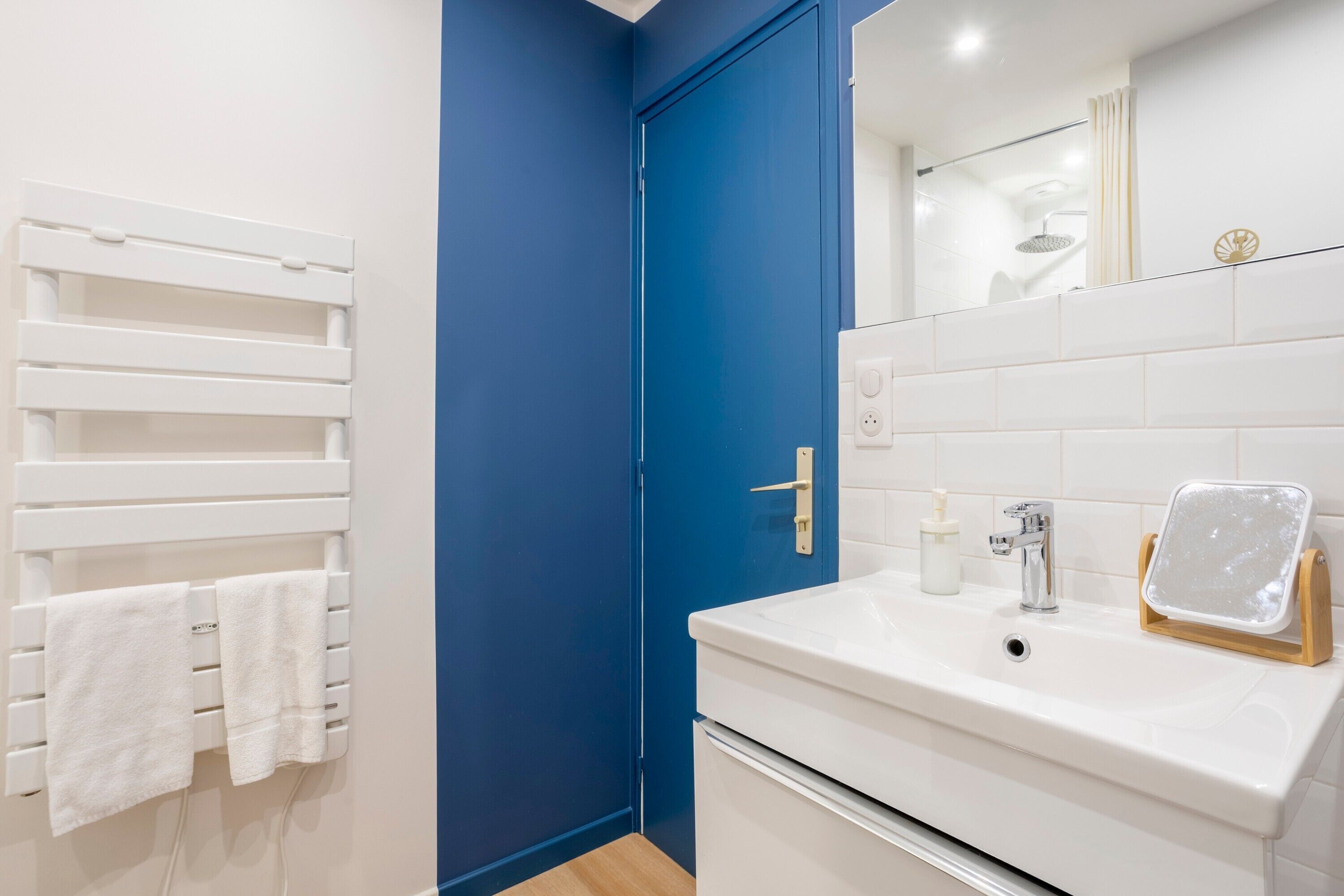 Dusche, Haartrockner, Handtücher