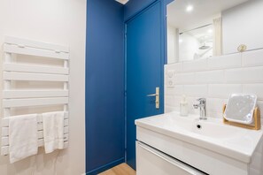 Regadera, secadora de cabello, toallas 