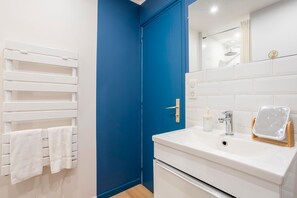 Een douche, een haardroger, handdoeken
