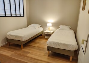 2 室のベッドルーム、アイロン / アイロン台、WiFi、ベッドシーツ