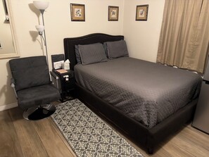 Tabla de planchar con plancha, wifi gratis y ropa de cama