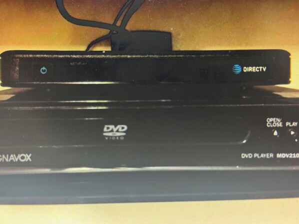 Een dvd-speler met een DIRECTV logo en een dvd-stickertje.