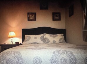 Tabla de planchar con plancha, wifi gratis y ropa de cama