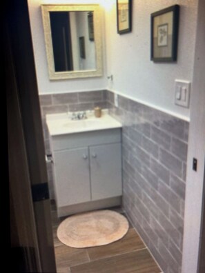 Douche, sèche-cheveux, serviettes fournies, savon