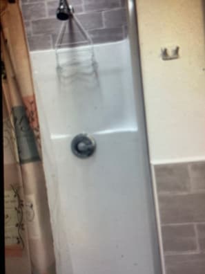 Ducha, secador de pelo, toallas, jabón