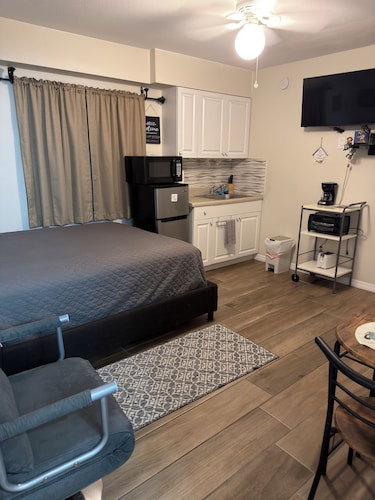 Private Studio Apartment 1 Queen Bed & 1 Bath Quiet & Relaxing COLD A/C