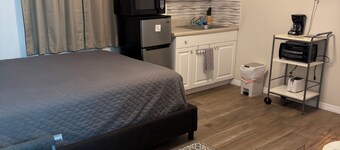 Private Studio Apartment 1 Queen Bed & 1 Bath Quiet & Relaxing COLD A/C