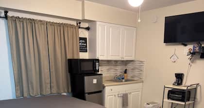 Private Studio Apartment 1 Queen Bed & 1 Bath Quiet & Relaxing COLD A/C