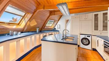 Jääkaappi, mikroaaltouuni, uuni, liesi