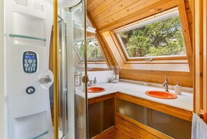 Shower, towels - Holiday Home 'Iglu' with Sea Views, Wi-Fi and Air Conditioning (Benalmádena - Zona Higueron)