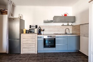 Fridge, microwave, oven, coffee/tea maker