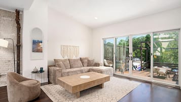 Condo, vista al jardín | Área de sala de estar