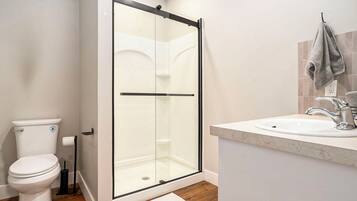Condo, vista al jardín | Baño | Amenidades de baño gratuitas, toallas, jabón, shampoo