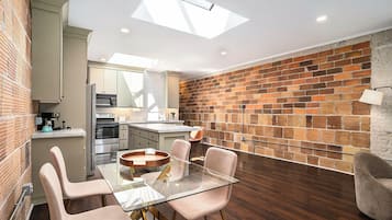 Condo, vista al jardín | Servicio a la habitación
