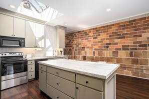 Appart'hôtel, vue jardin | Restauration dans la chambre