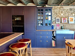 Fridge, microwave, oven, dishwasher - L'hôtel Callot - Longère à la campagne (Saint-Martin-de-Cenilly)