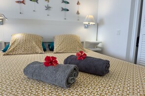 Tabla de planchar con plancha, wifi gratis y ropa de cama 