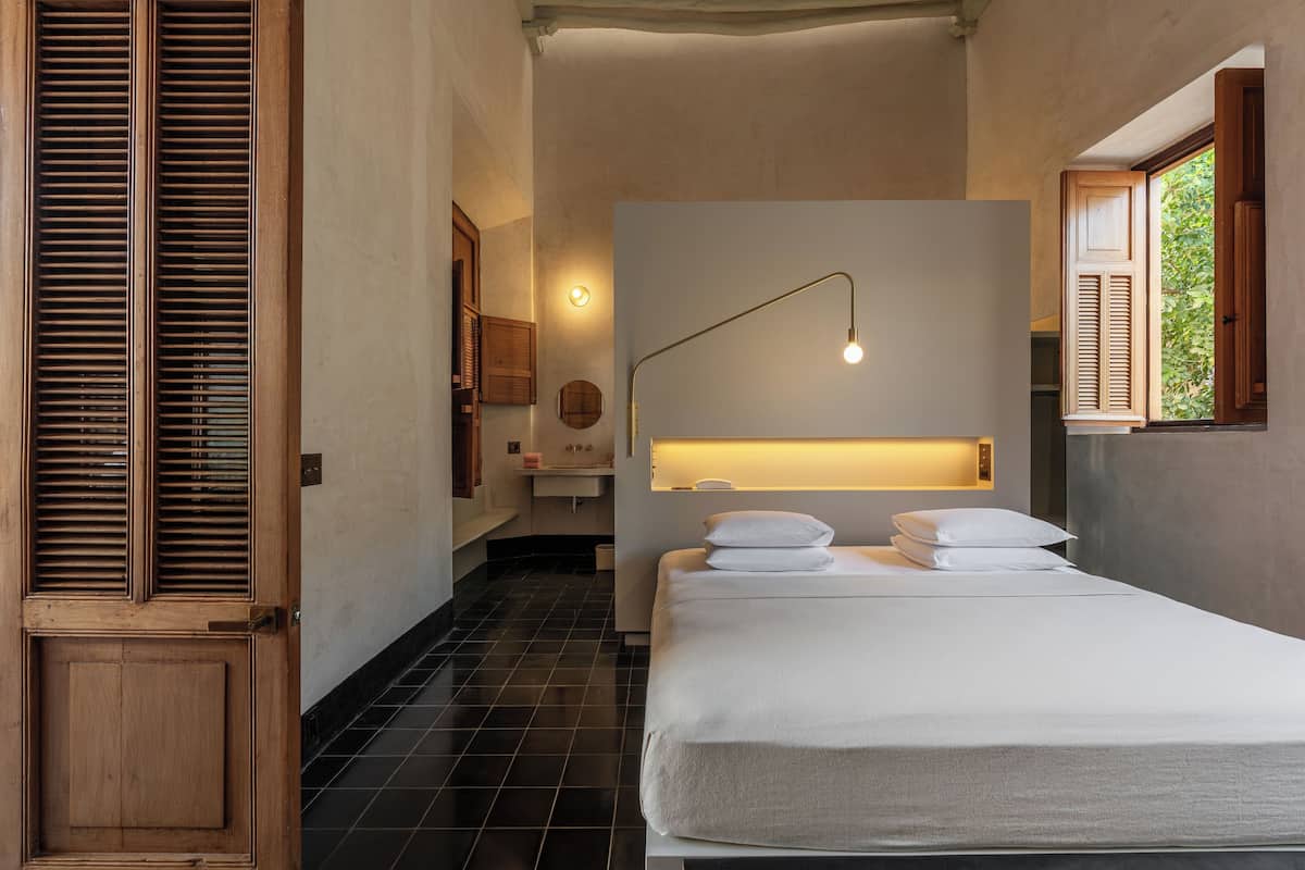 Free WiFi, bed sheets