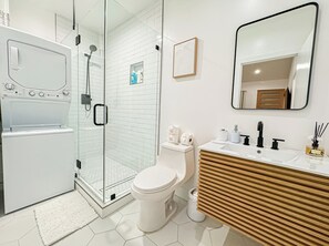 Sèche-cheveux, serviettes fournies, savon, shampoing