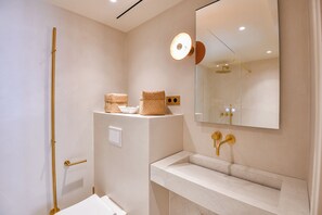 Douche, sèche-cheveux, serviettes fournies