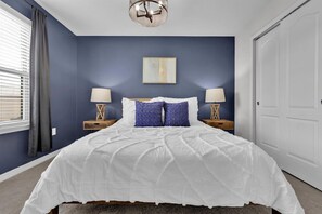 9 dormitorios, tabla de planchar con plancha, ropa de cama