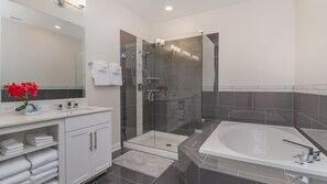 Séchoir à cheveux, serviettes fournies, savon, shampooing