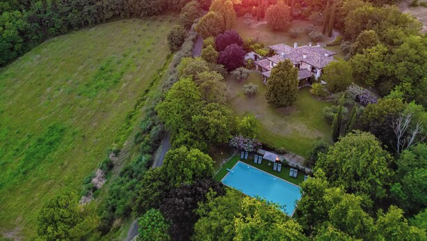 An aerial view of a property with a swimming pool, surrounded by lush greenery and a hilly landscape. - Dolce Collina 10, Emma Villas (Cesena)