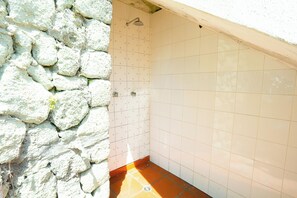 Dusche, Haartrockner, Bidet, Handtücher
