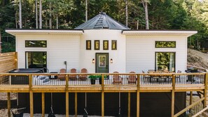 Outdoor dining - Modern Silo | Hot Tub | Trailer Friendly | Dogs (Beattyville)