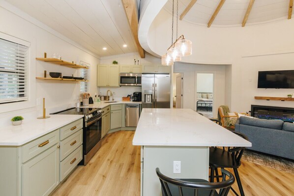 Refrigerador, microondas, horno y parrilla de estufa 