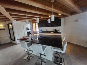 Kjøleskap, mikrobølgeovn, ovn og oppvaskmaskin