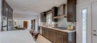 Luxury 4 BDRM Oasis with Heated Pool & Jacuzzi
