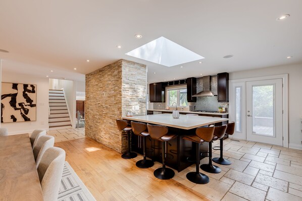 Fridge, microwave, oven, stovetop - Luxury 4 BDRM Oasis with Heated Pool (King City)