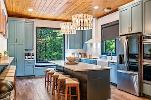 Jääkaappi, mikroaaltouuni, uuni, liesi