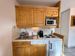 Geladeira, micro-ondas, cafeteira/chaleira, torradeira