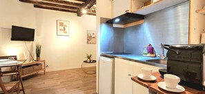 Refrigerador y cafetera y tetera 