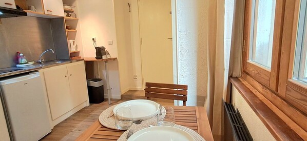 Kühlschrank, Wasserkocher mit Kaffee-/Teezubehör