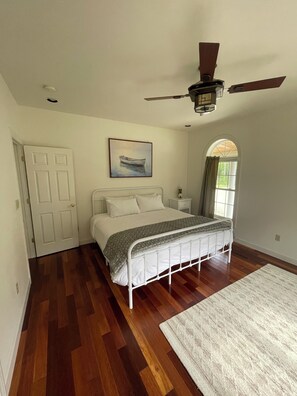 3 chambres, fer et planche à repasser, Wi-Fi, draps fournis