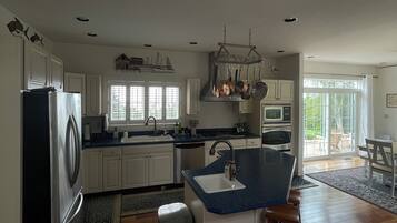 Een magnetron, een oven, een kookplaat, een vaatwasser