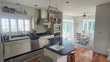 Een magnetron, een oven, een kookplaat, een vaatwasser