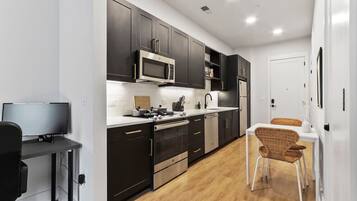 Kühlschrank, Mikrowelle, Ofen, Herdplatte